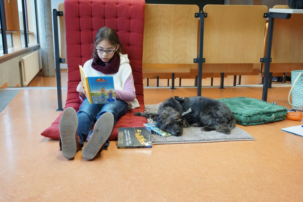 Auf den Hund gekommen: Nürnberger Gesundheitsnetz QuE fördert Kinder mit besonderem Bedarf